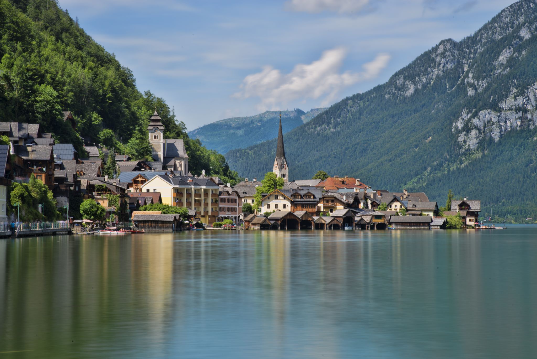 lago, paesaggio di montagna, case in legno nella regione del Salzkammergut in Austria